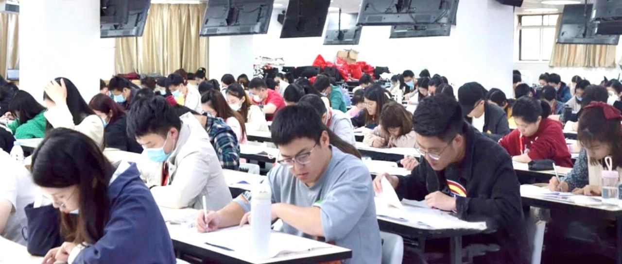 “孩子们,期中考加油!老师们先考为敬啦”